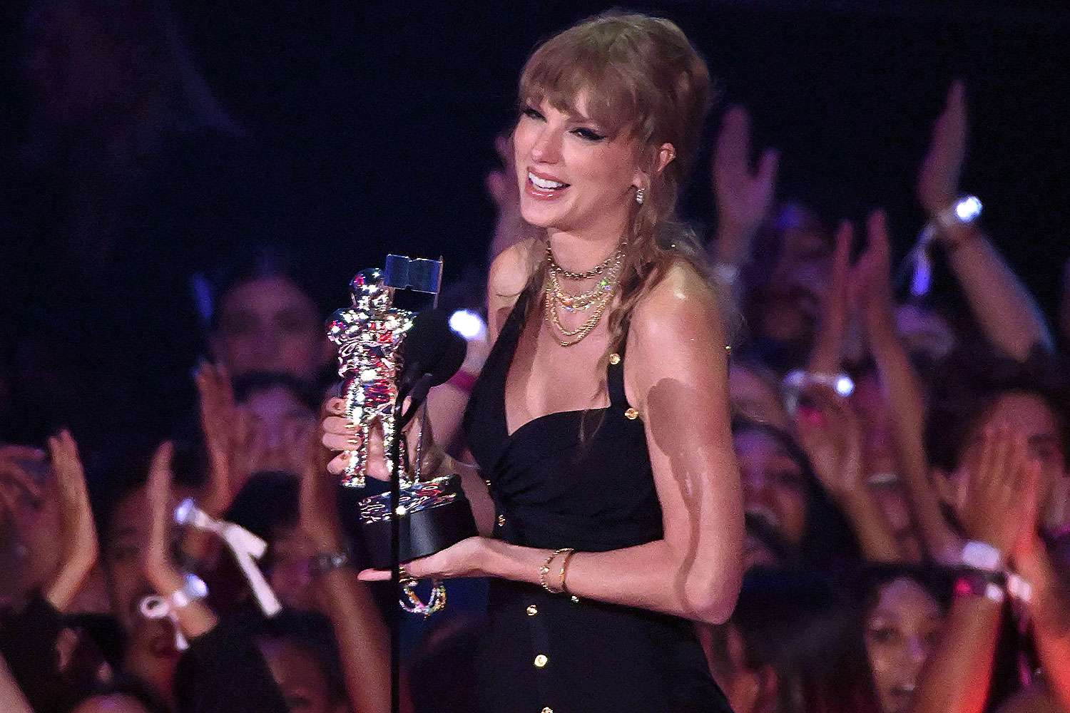 "I’m Blown Away" Taylor Swift Reigns Supreme at 2023 MTV VMA, Sets