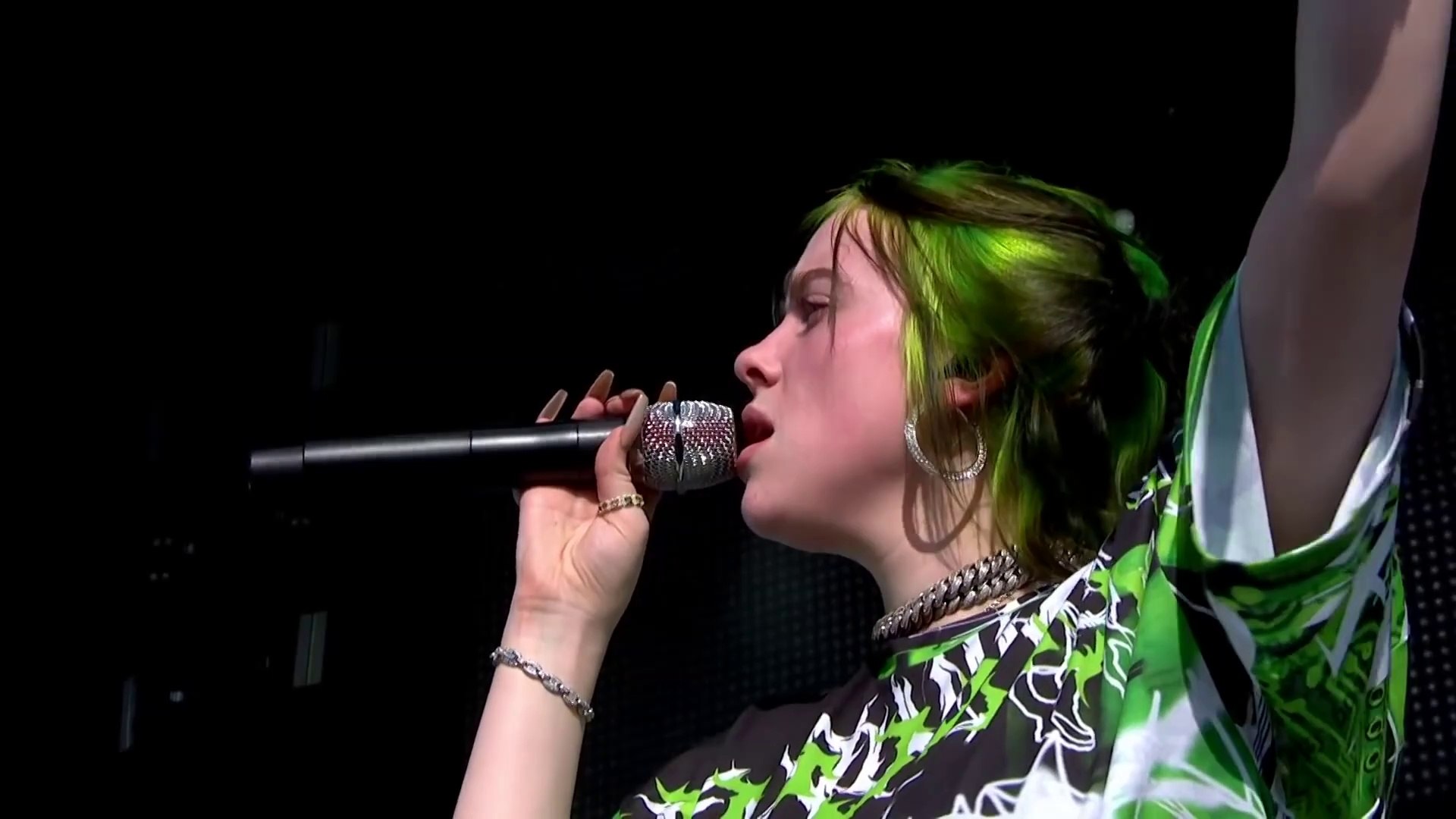 Billie Eilish Hit on the Face With a Necklace During her Arizona